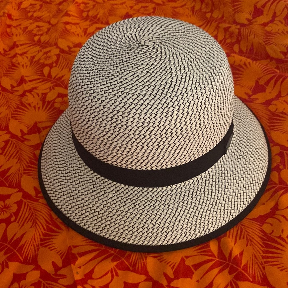 Like new Wallaroo “Darby” hat